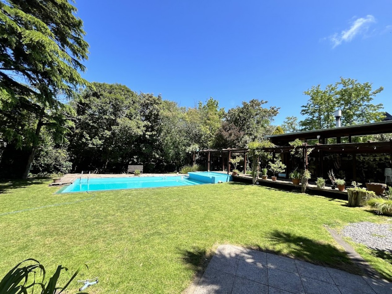 Imponente chalet con parque, piscina climatizada y quincho vidriado con vista al parque