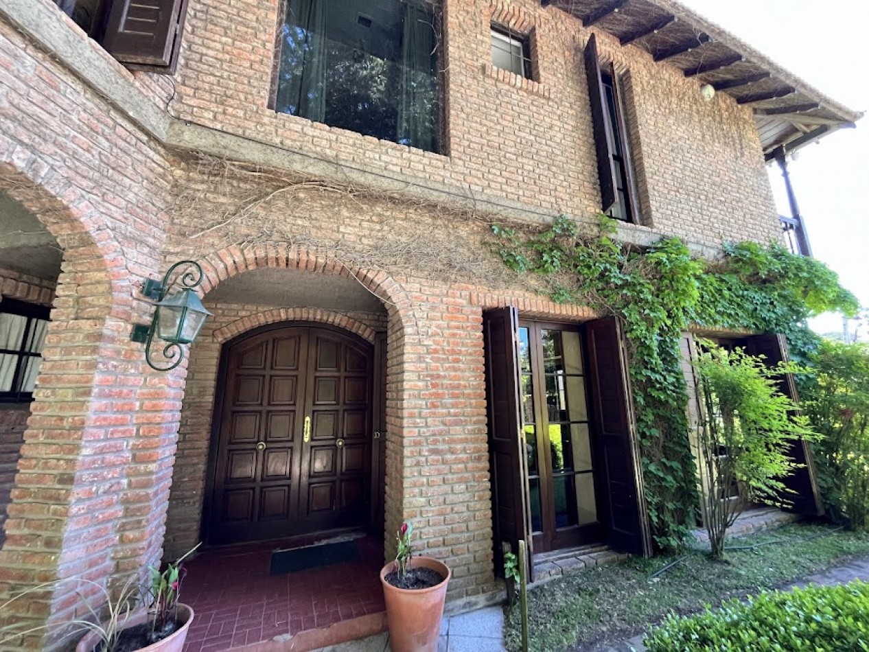 Imponente chalet con parque, piscina climatizada y quincho vidriado con vista al parque