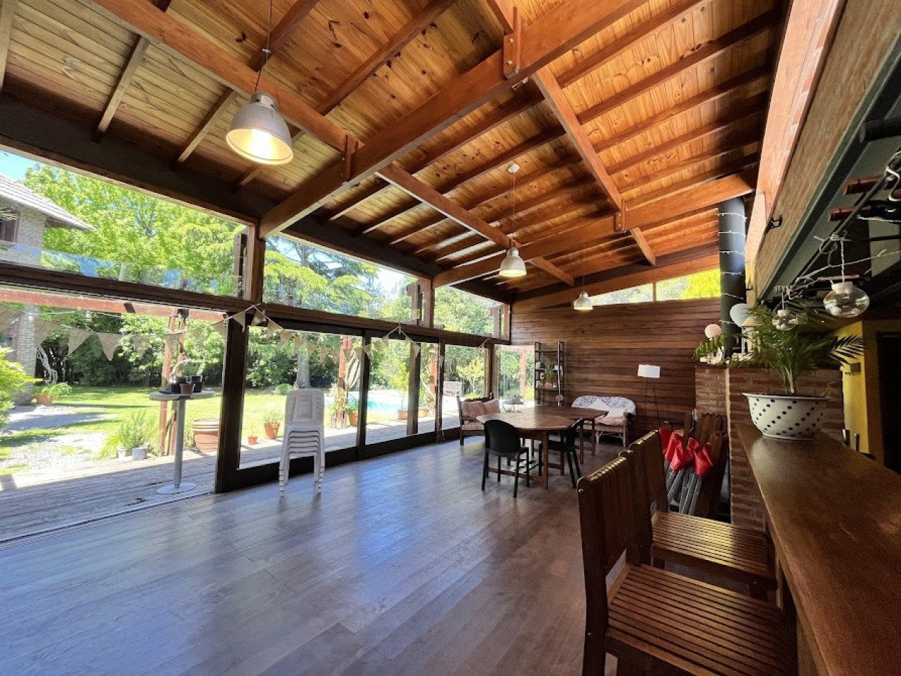 Imponente chalet con parque, piscina climatizada y quincho vidriado con vista al parque