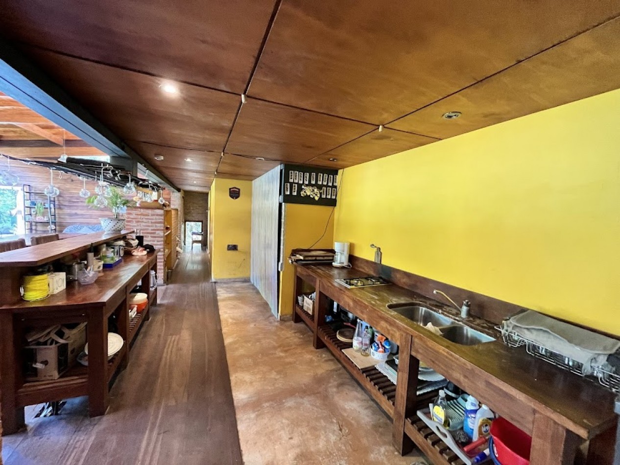 Imponente chalet con parque, piscina climatizada y quincho vidriado con vista al parque