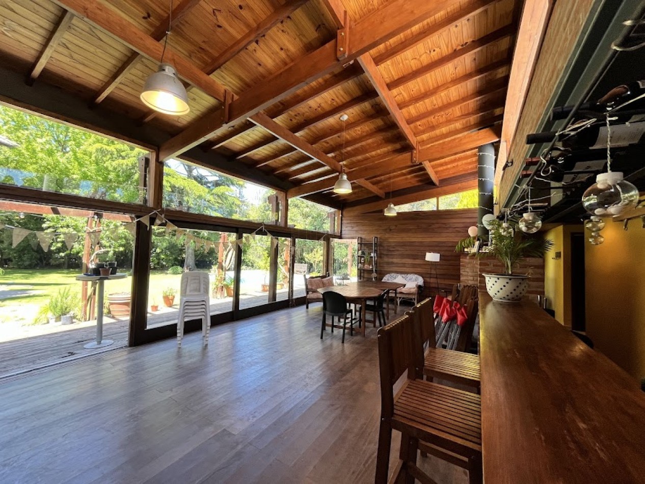 Imponente chalet con parque, piscina climatizada y quincho vidriado con vista al parque