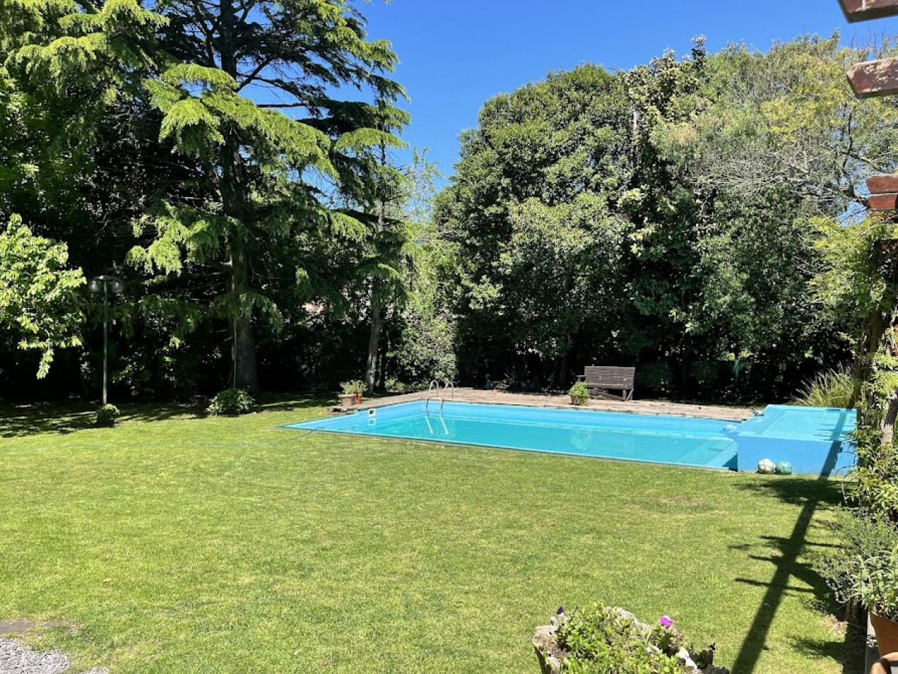 Imponente chalet con parque, piscina climatizada y quincho vidriado con vista al parque