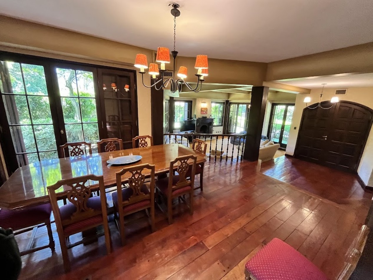 Imponente chalet con parque, piscina climatizada y quincho vidriado con vista al parque