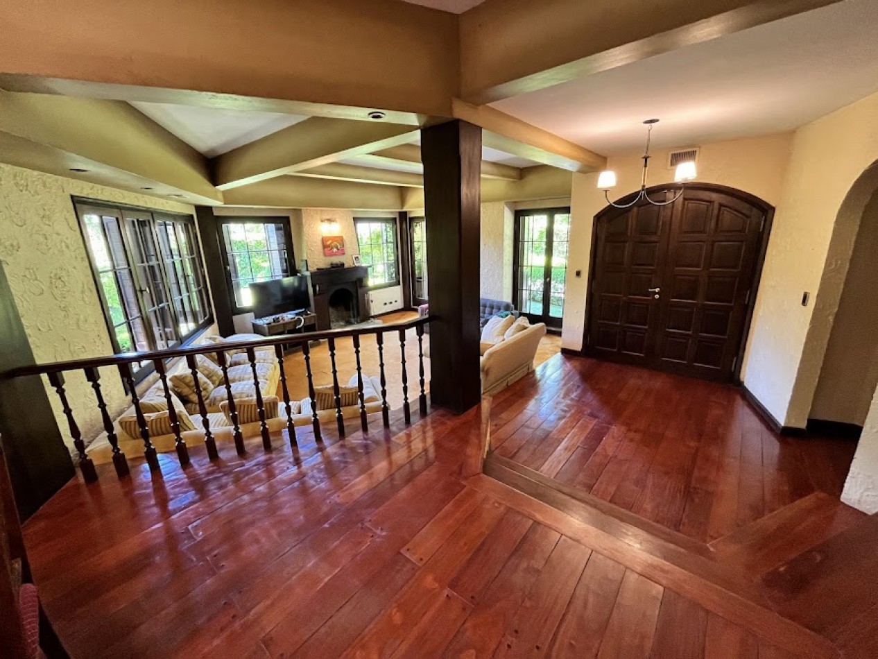 Imponente chalet con parque, piscina climatizada y quincho vidriado con vista al parque