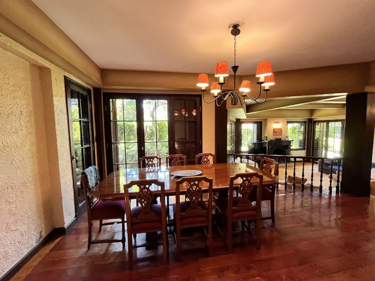 Imponente chalet con parque, piscina climatizada y quincho vidriado con vista al parque