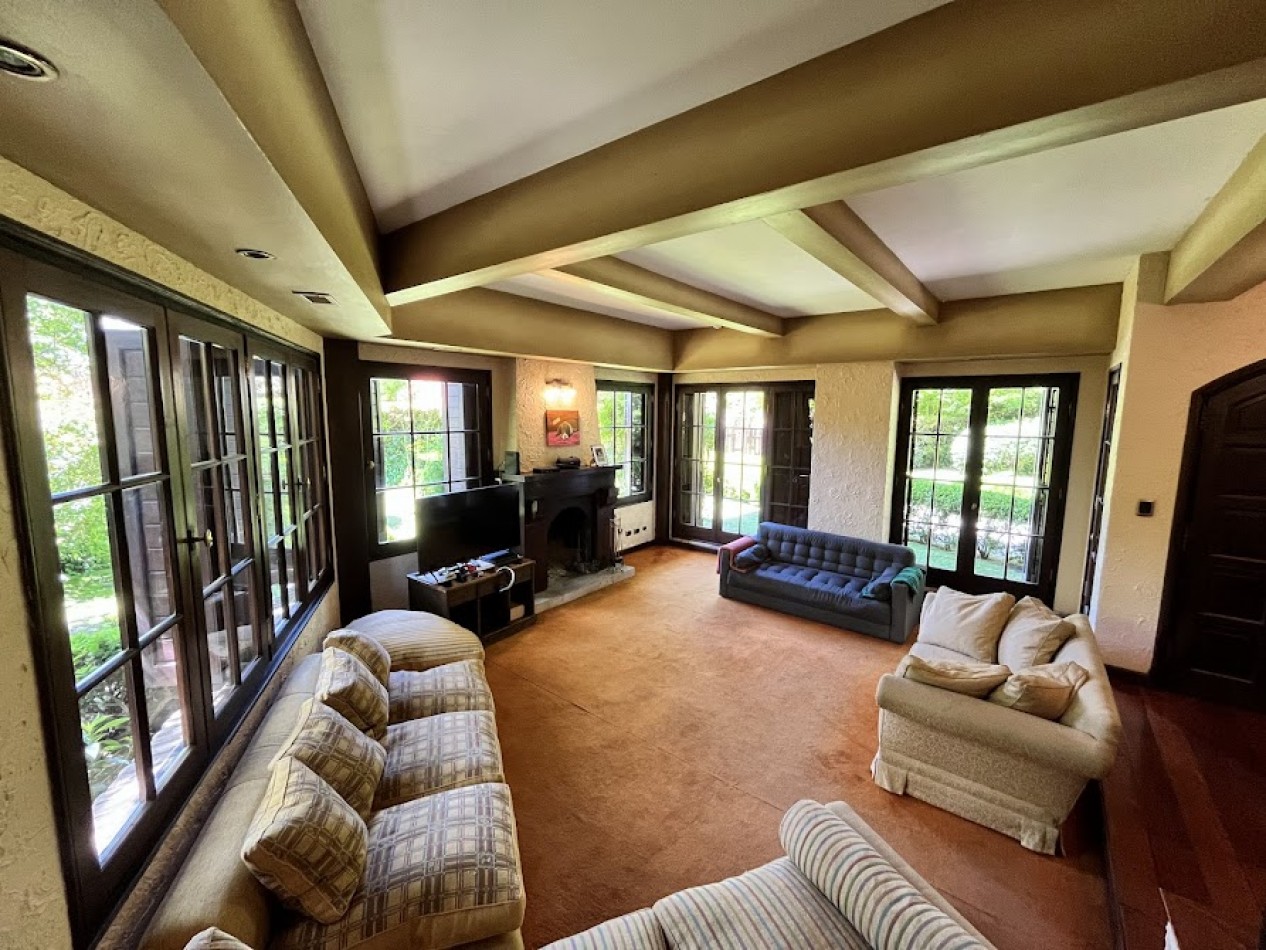 Imponente chalet con parque, piscina climatizada y quincho vidriado con vista al parque