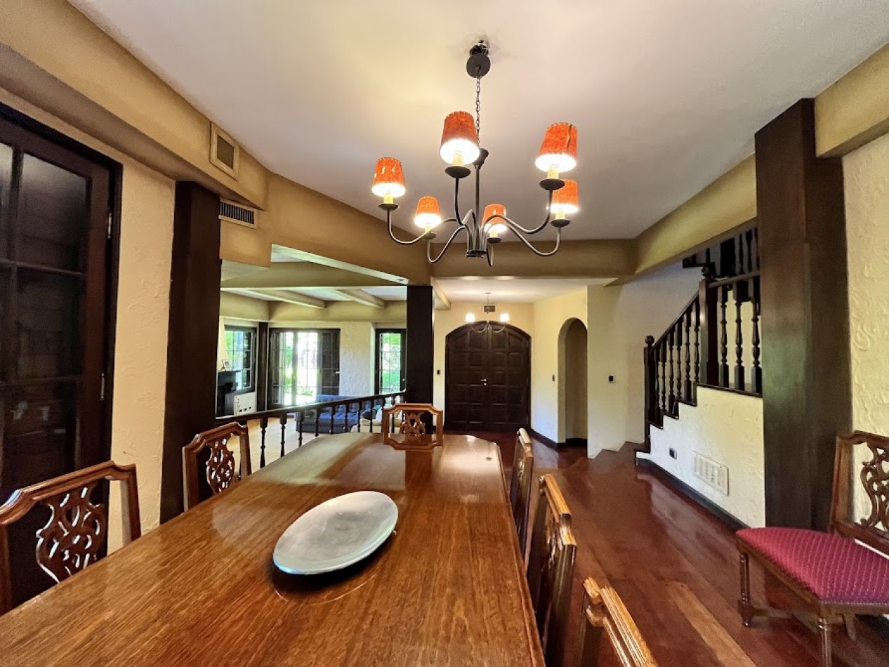 Imponente chalet con parque, piscina climatizada y quincho vidriado con vista al parque