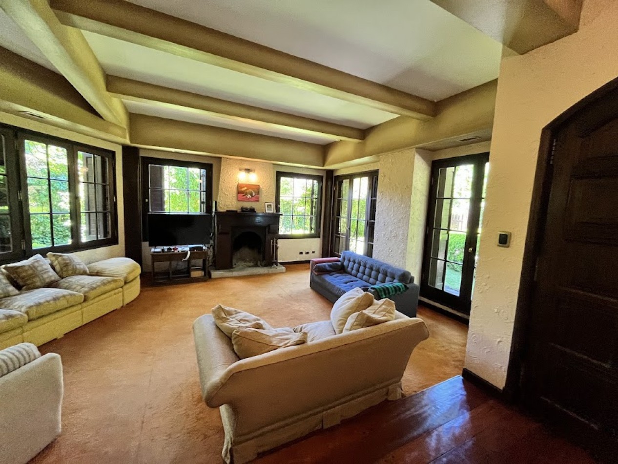 Imponente chalet con parque, piscina climatizada y quincho vidriado con vista al parque