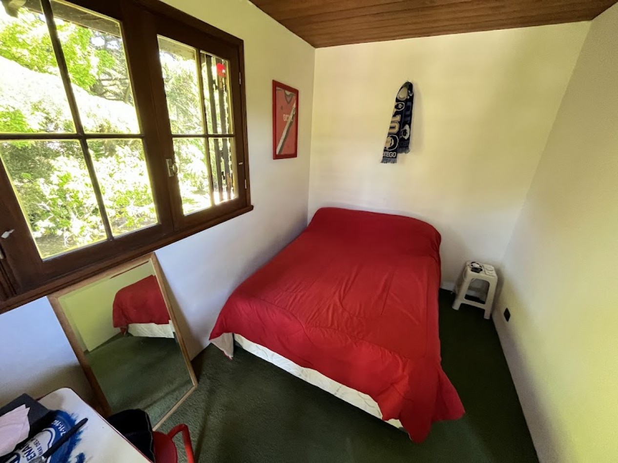 Imponente chalet con parque, piscina climatizada y quincho vidriado con vista al parque