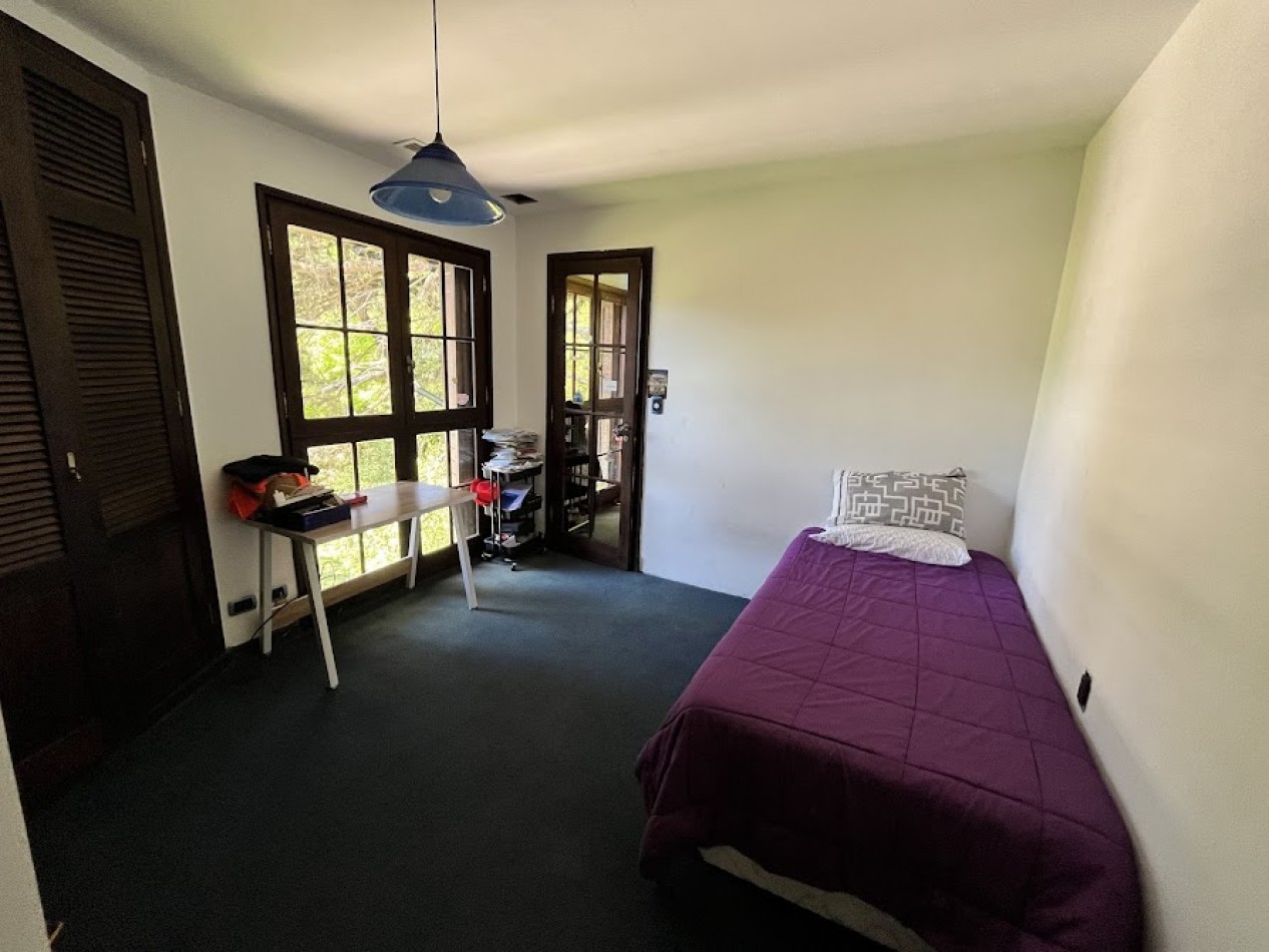 Imponente chalet con parque, piscina climatizada y quincho vidriado con vista al parque