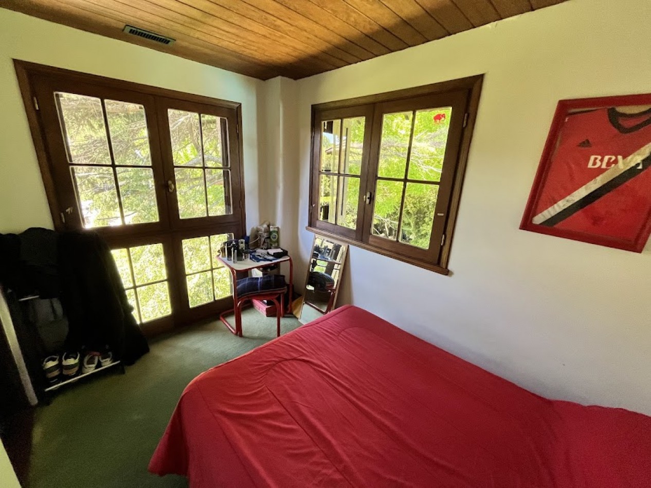 Imponente chalet con parque, piscina climatizada y quincho vidriado con vista al parque