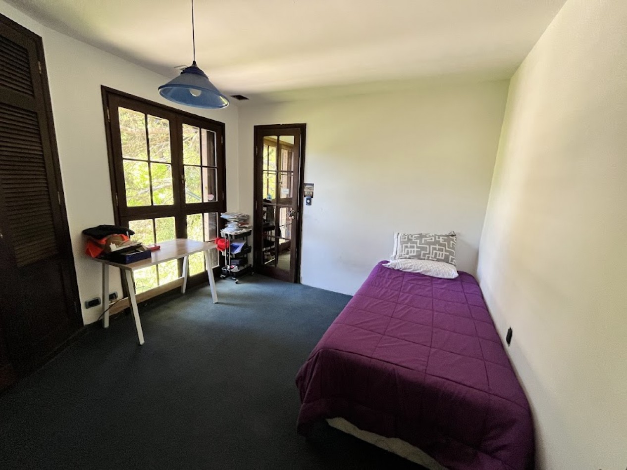 Imponente chalet con parque, piscina climatizada y quincho vidriado con vista al parque