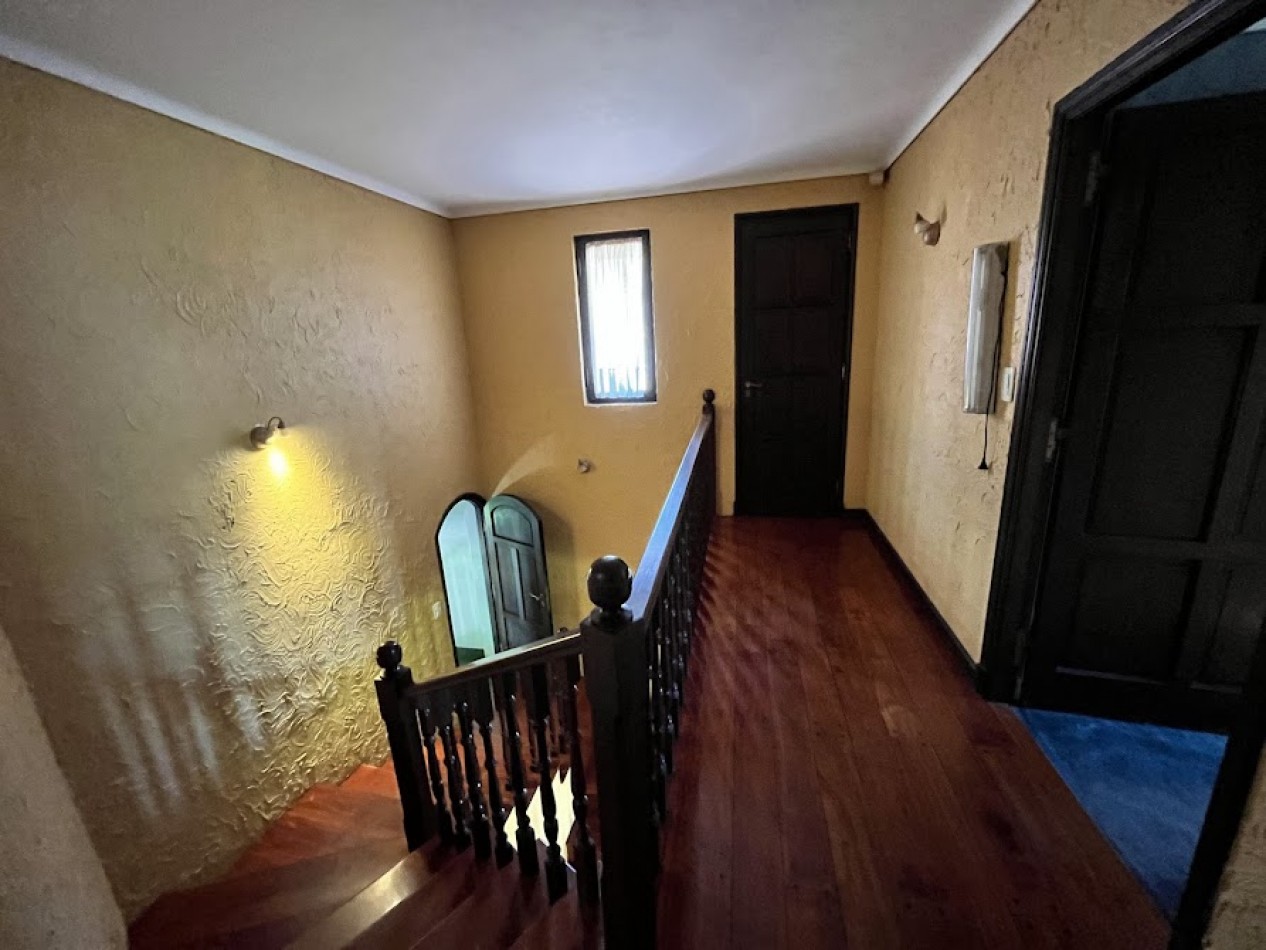 Imponente chalet con parque, piscina climatizada y quincho vidriado con vista al parque