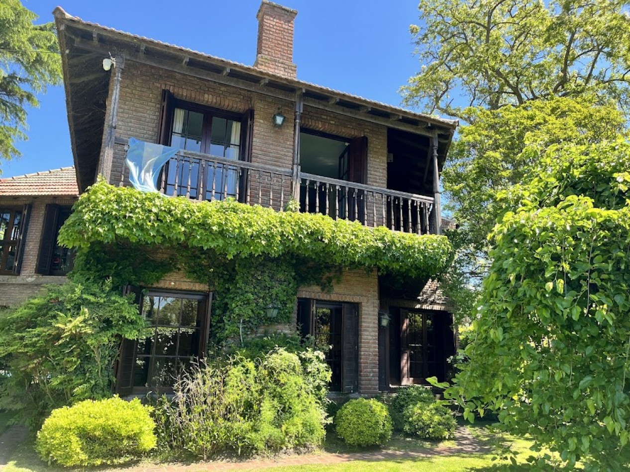 Imponente chalet con parque, piscina climatizada y quincho vidriado con vista al parque