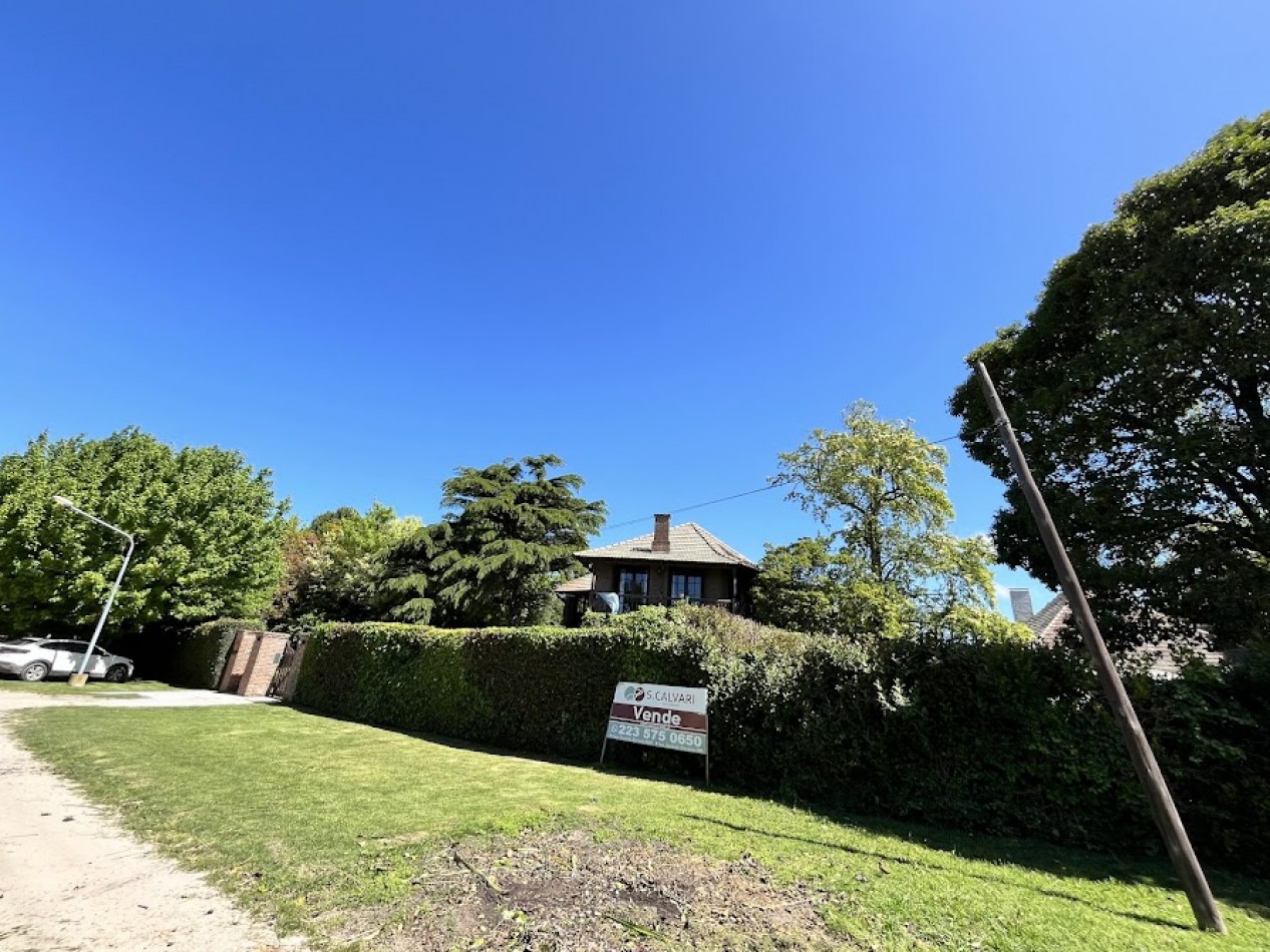 Imponente chalet con parque, piscina climatizada y quincho vidriado con vista al parque