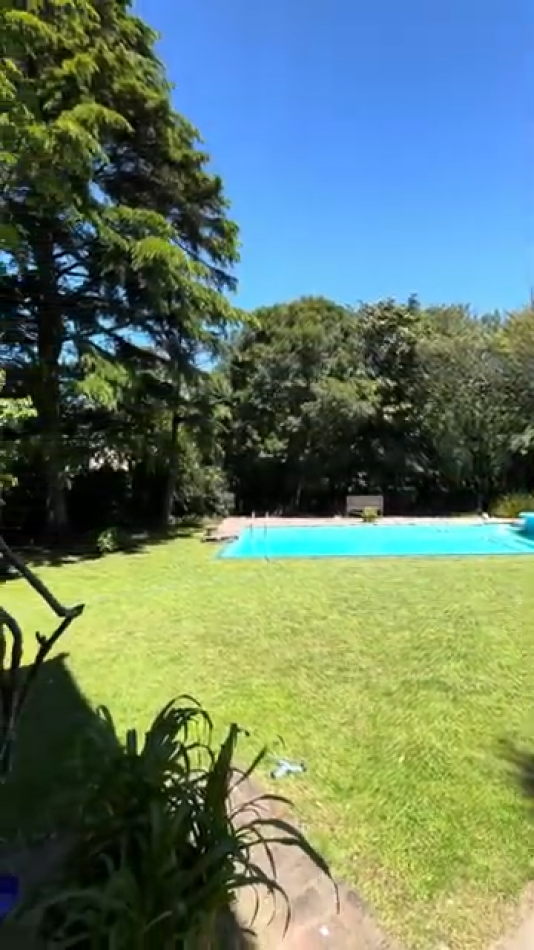 Imponente chalet con parque, piscina climatizada y quincho vidriado con vista al parque