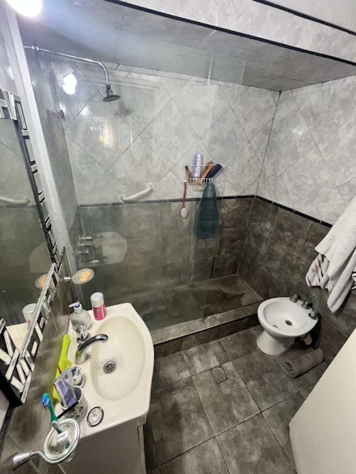 Casa de 3 Ambientes con Garaje Doble, Quincho y Patio - A 100 mts de Av. Luro