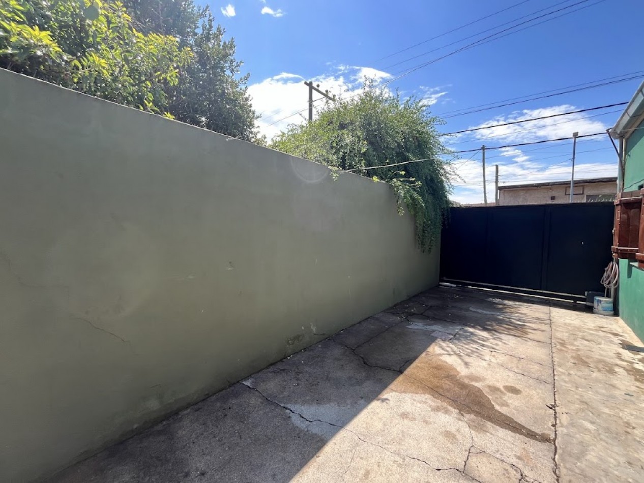 Casa de 3 Ambientes con Garaje Doble, Quincho y Patio - A 100 mts de Av. Luro