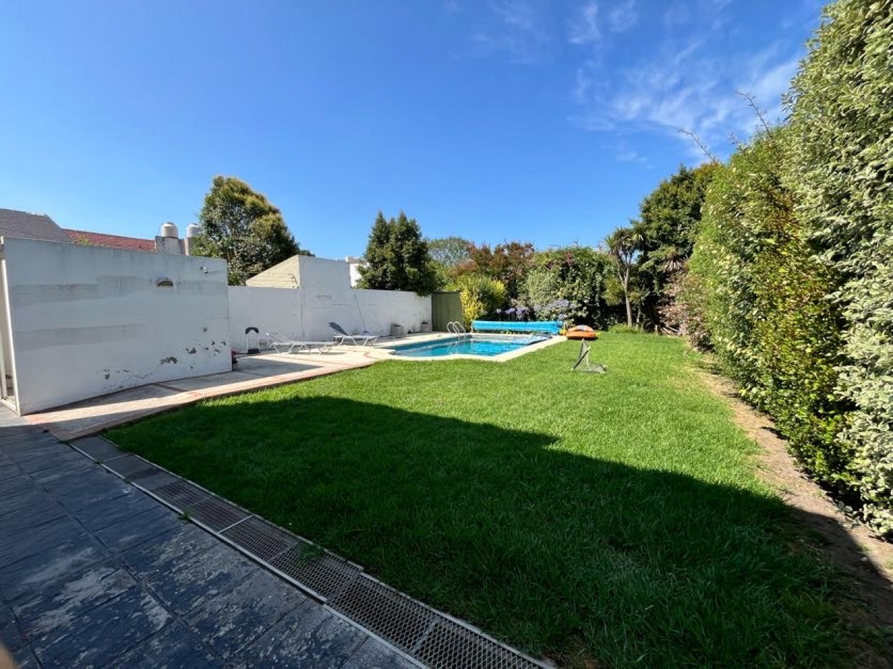 CHALET DE CATEGORIA 5 AMBIENTES CON PARQUE, PISCINA CLIMATIZADA Y TERRAZA - BARRIO CONSTITUCION