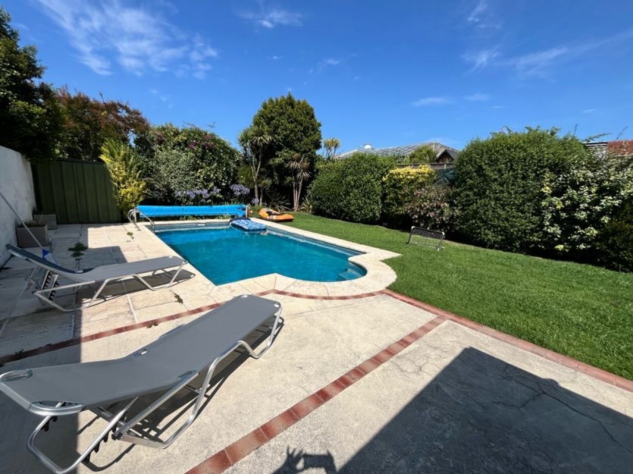 CHALET DE CATEGORIA 5 AMBIENTES CON PARQUE, PISCINA CLIMATIZADA Y TERRAZA - BARRIO CONSTITUCION