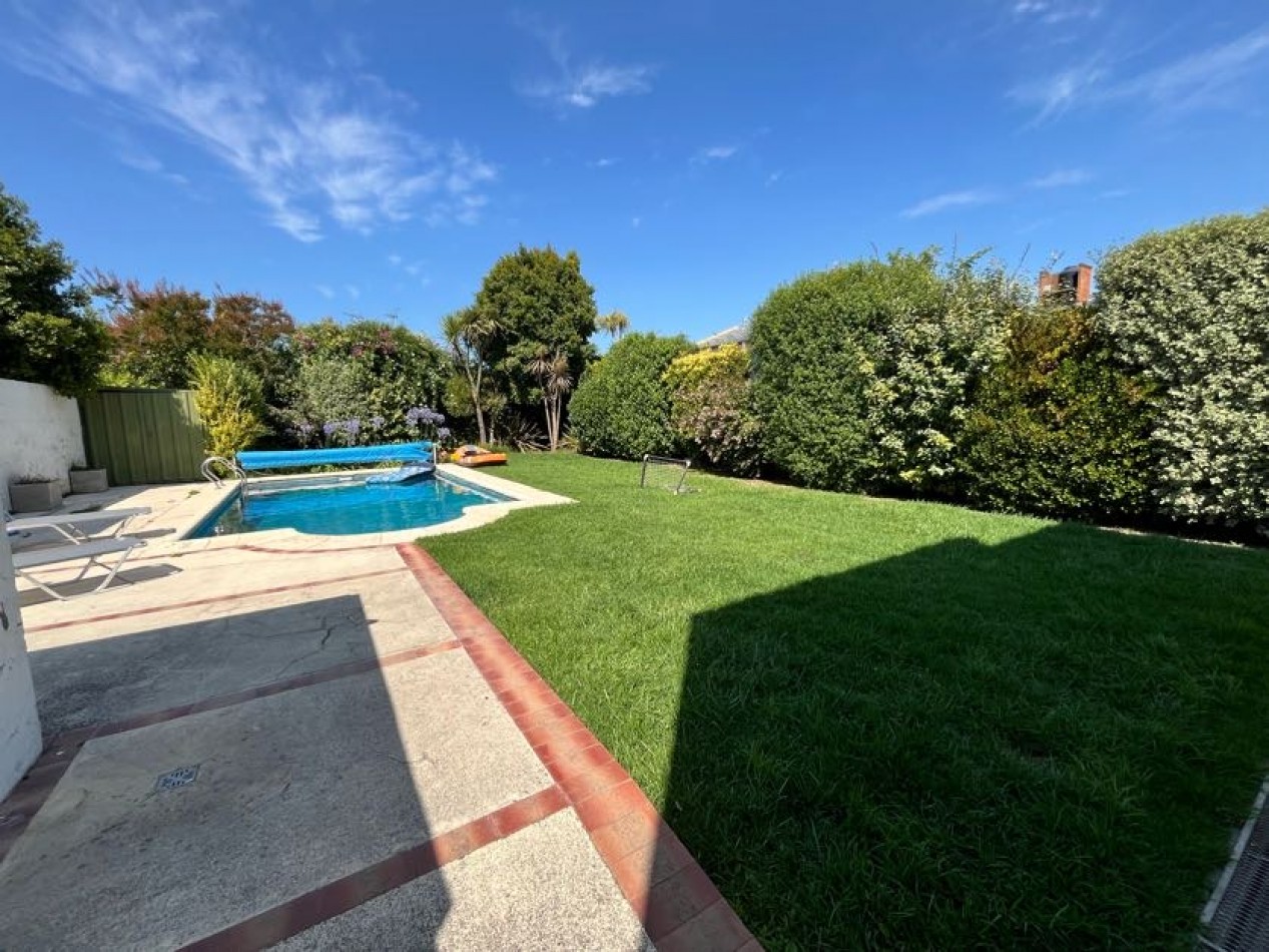 CHALET DE CATEGORIA 5 AMBIENTES CON PARQUE, PISCINA CLIMATIZADA Y TERRAZA - BARRIO CONSTITUCION