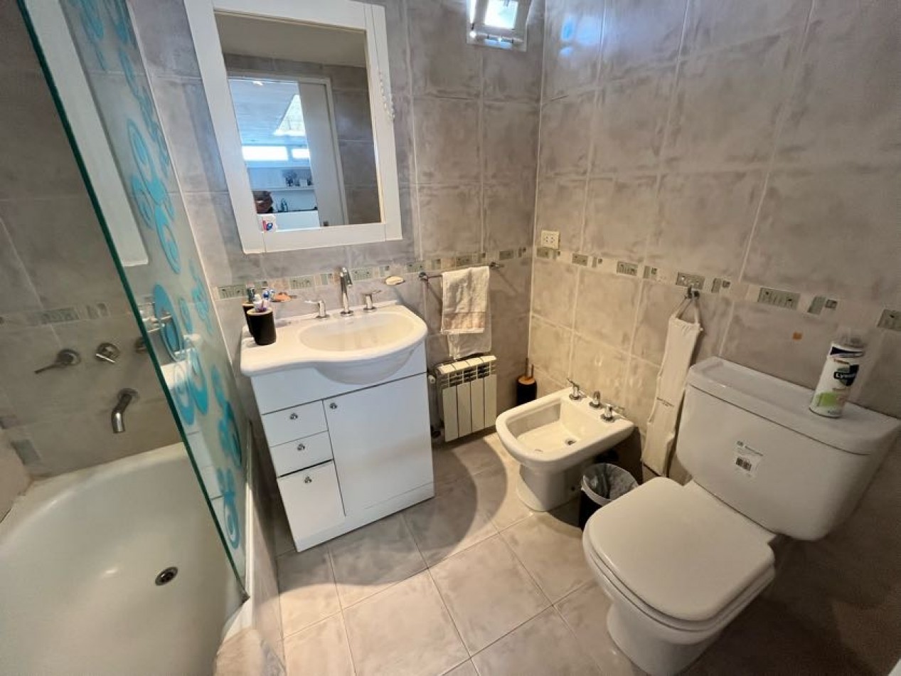 CHALET DE CATEGORIA 5 AMBIENTES CON PARQUE, PISCINA CLIMATIZADA Y TERRAZA - BARRIO CONSTITUCION