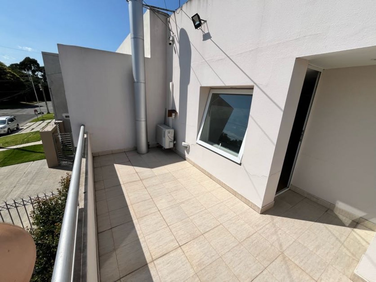 CHALET DE CATEGORIA 5 AMBIENTES CON PARQUE, PISCINA CLIMATIZADA Y TERRAZA - BARRIO CONSTITUCION