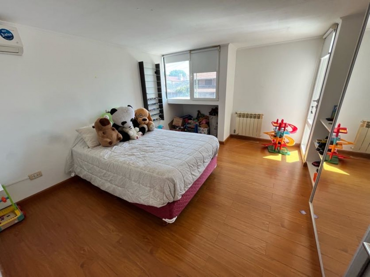 CHALET DE CATEGORIA 5 AMBIENTES CON PARQUE, PISCINA CLIMATIZADA Y TERRAZA - BARRIO CONSTITUCION