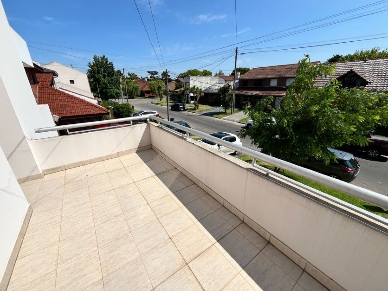 CHALET DE CATEGORIA 5 AMBIENTES CON PARQUE, PISCINA CLIMATIZADA Y TERRAZA - BARRIO CONSTITUCION