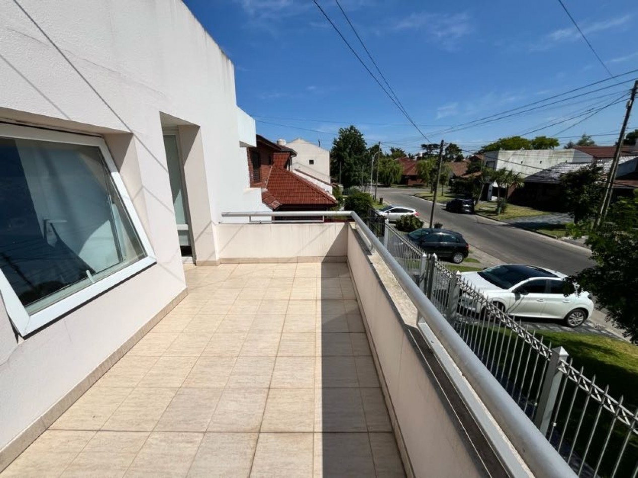 CHALET DE CATEGORIA 5 AMBIENTES CON PARQUE, PISCINA CLIMATIZADA Y TERRAZA - BARRIO CONSTITUCION