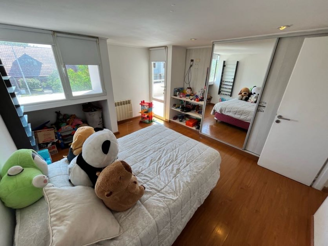 CHALET DE CATEGORIA 5 AMBIENTES CON PARQUE, PISCINA CLIMATIZADA Y TERRAZA - BARRIO CONSTITUCION