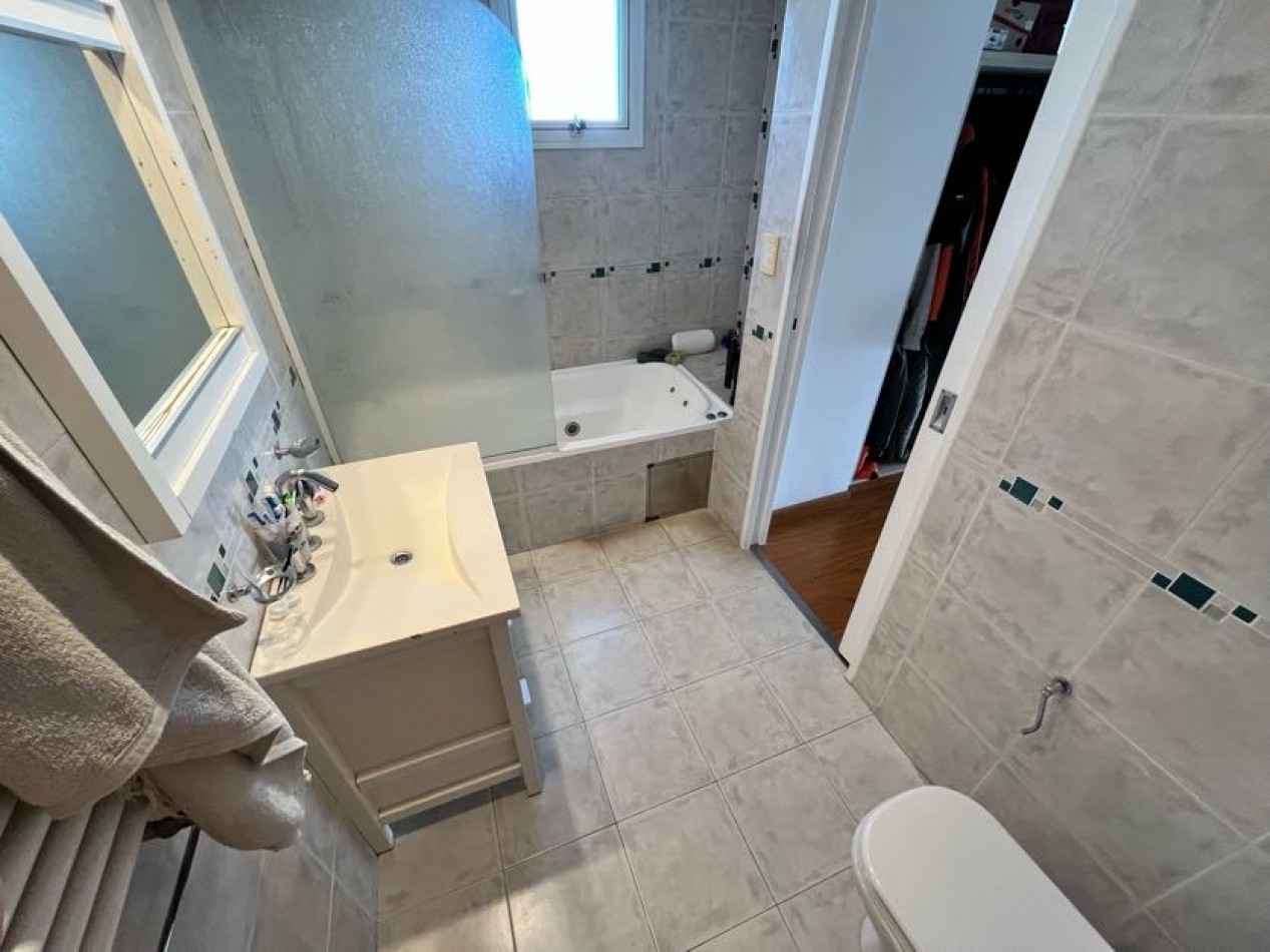 CHALET DE CATEGORIA 5 AMBIENTES CON PARQUE, PISCINA CLIMATIZADA Y TERRAZA - BARRIO CONSTITUCION