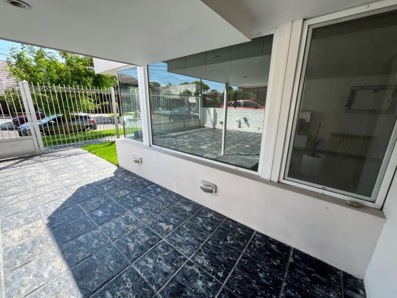 CHALET DE CATEGORIA 5 AMBIENTES CON PARQUE, PISCINA CLIMATIZADA Y TERRAZA - BARRIO CONSTITUCION