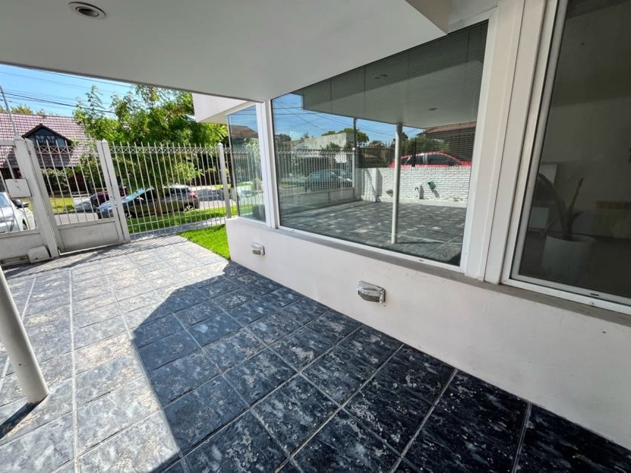 CHALET DE CATEGORIA 5 AMBIENTES CON PARQUE, PISCINA CLIMATIZADA Y TERRAZA - BARRIO CONSTITUCION