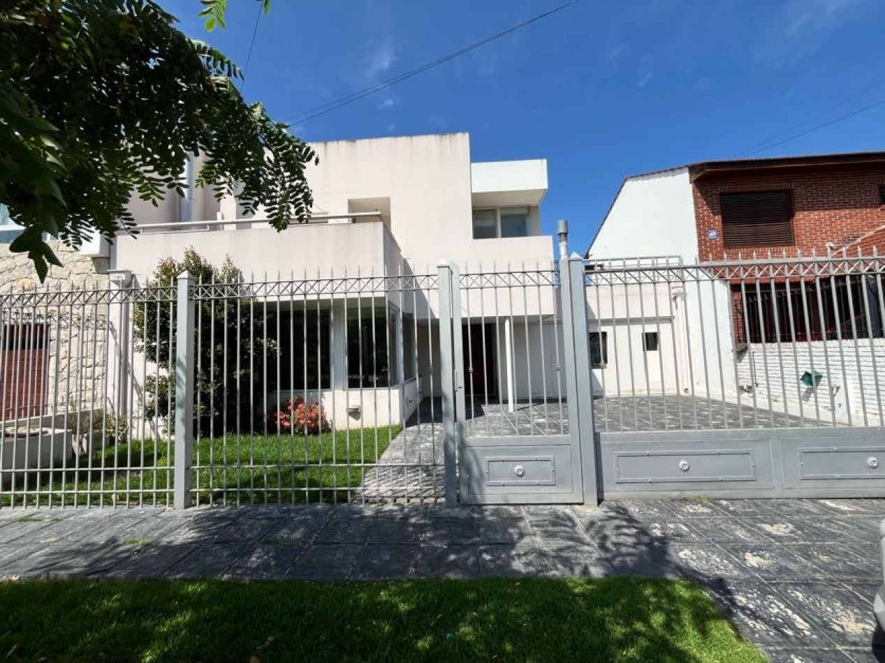 CHALET DE CATEGORIA 5 AMBIENTES CON PARQUE, PISCINA CLIMATIZADA Y TERRAZA - BARRIO CONSTITUCION