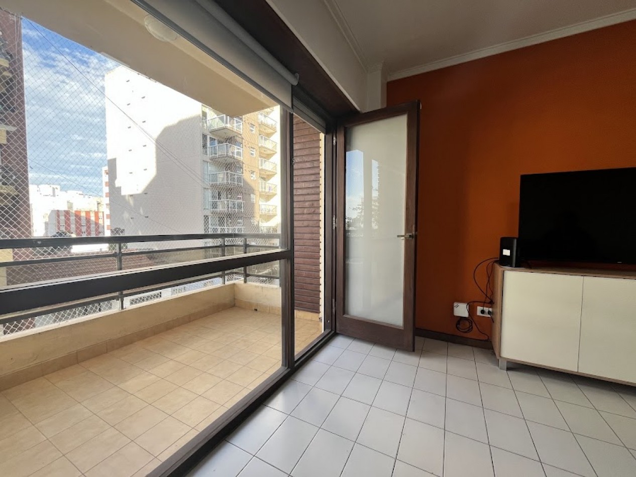 Alquiler Temporario -DEPARTAMENTO 2 AMBIENTES CON BALCON, COCHERA Y EXCELENTE UBICACION - BARRIO LA PERLA