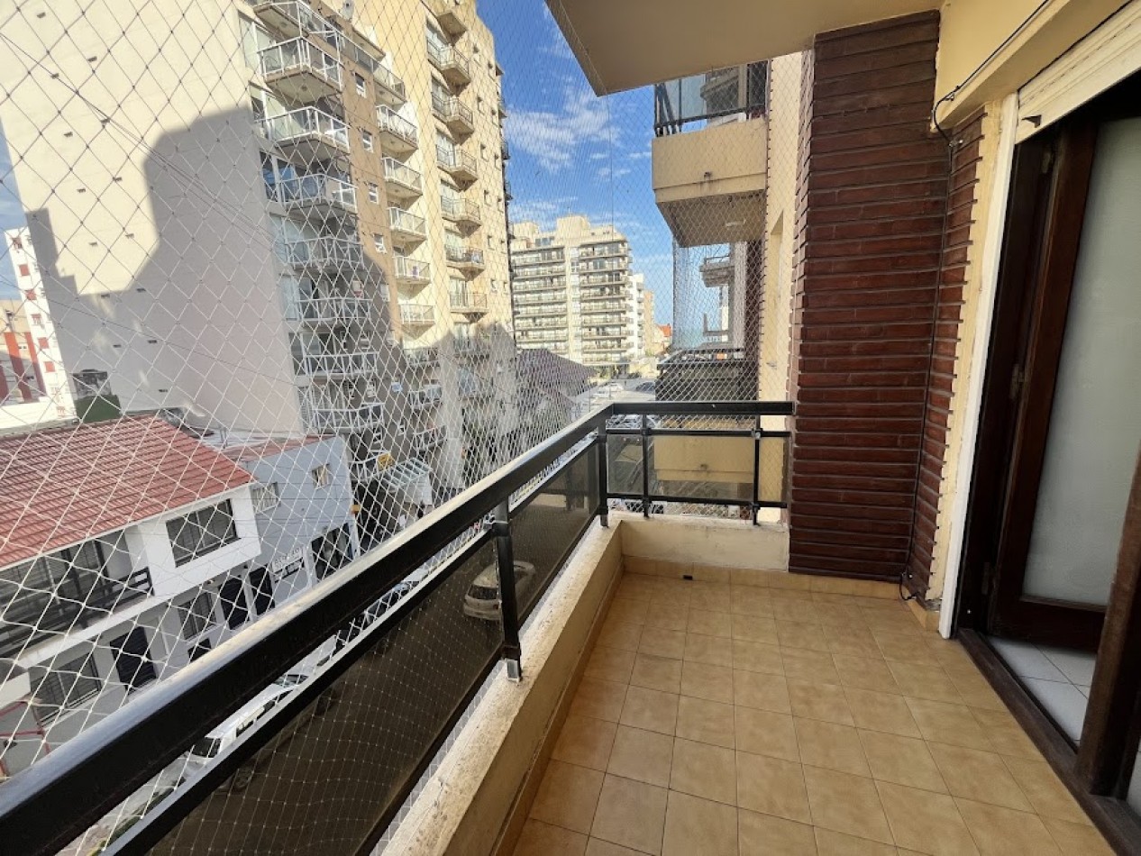 Alquiler Temporario -DEPARTAMENTO 2 AMBIENTES CON BALCON, COCHERA Y EXCELENTE UBICACION - BARRIO LA PERLA