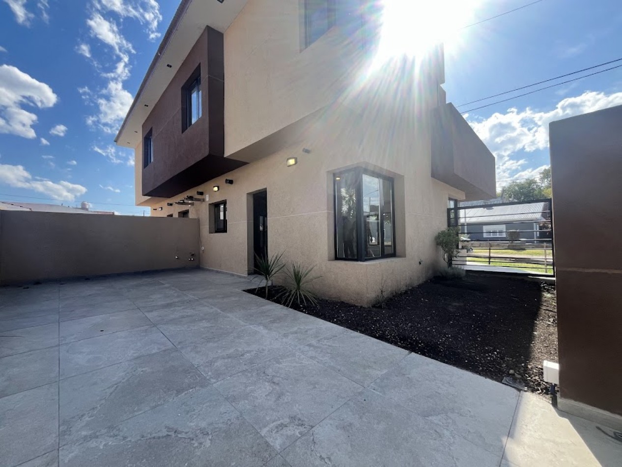 Duplex de 4 ambientes en Barrio Los Pinares - Diseño moderno y domotica APTO CREDITO