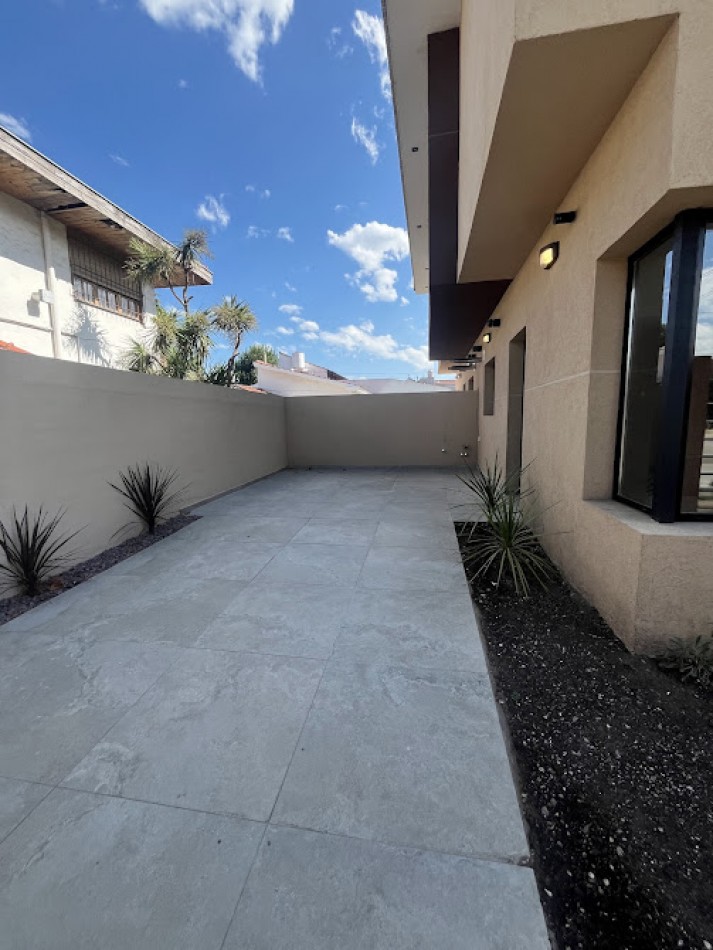 Duplex de 4 ambientes en Barrio Los Pinares - Diseño moderno y domotica APTO CREDITO