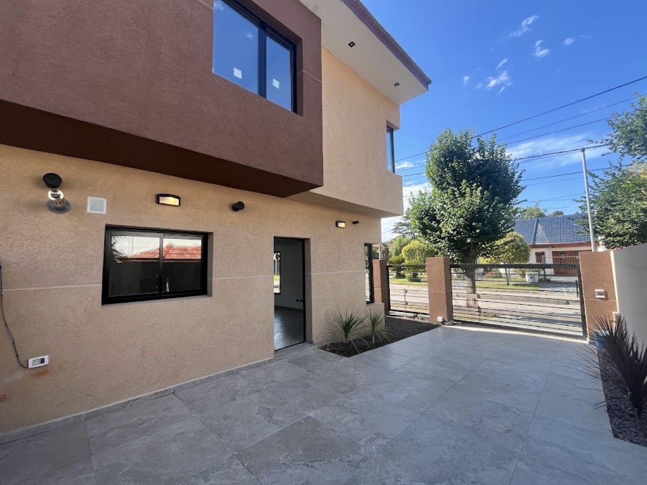 Duplex de 4 ambientes en Barrio Los Pinares - Diseño moderno y domotica APTO CREDITO