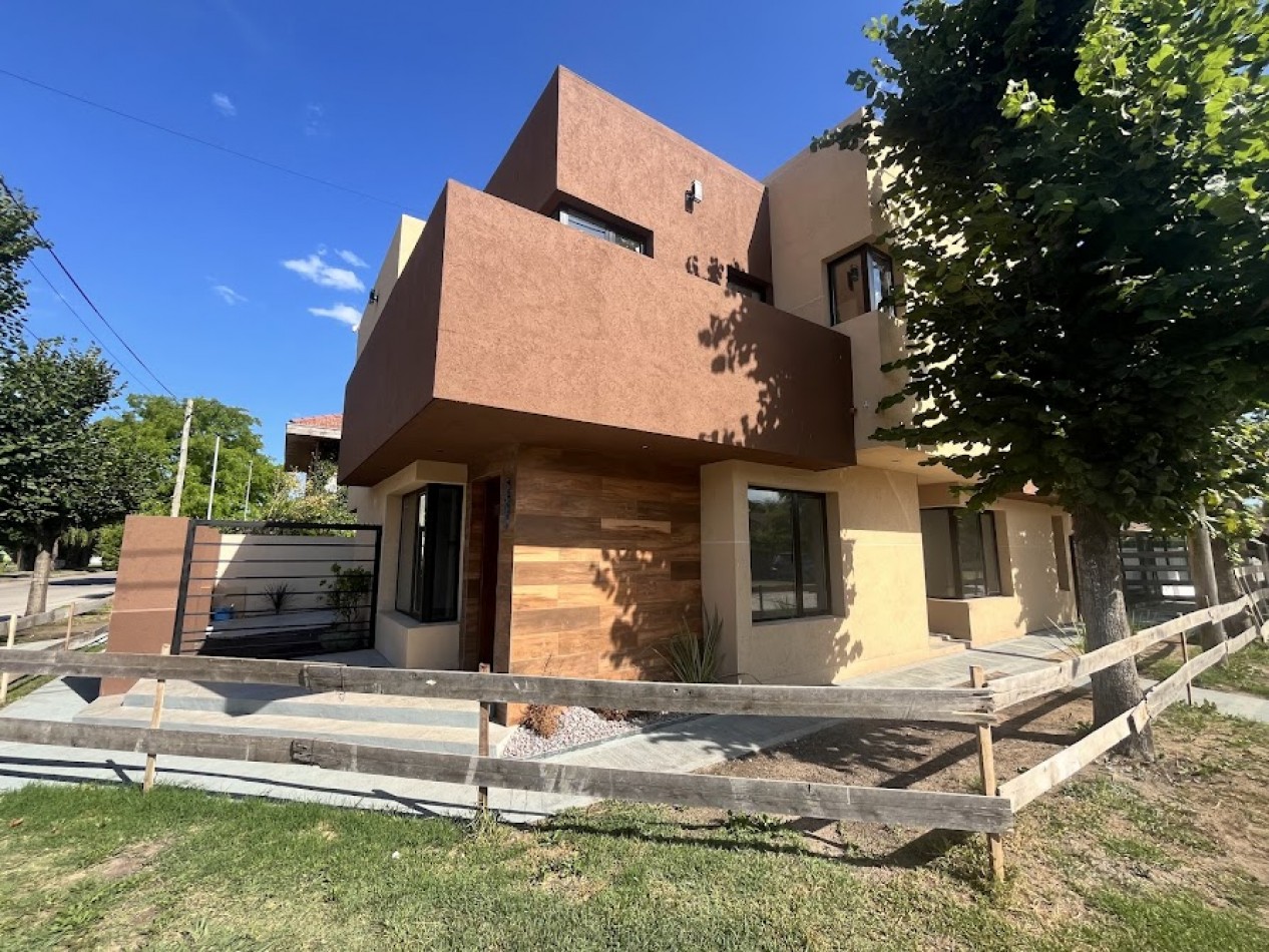 Duplex de 4 ambientes en Barrio Los Pinares - Diseño moderno y domotica APTO CREDITO