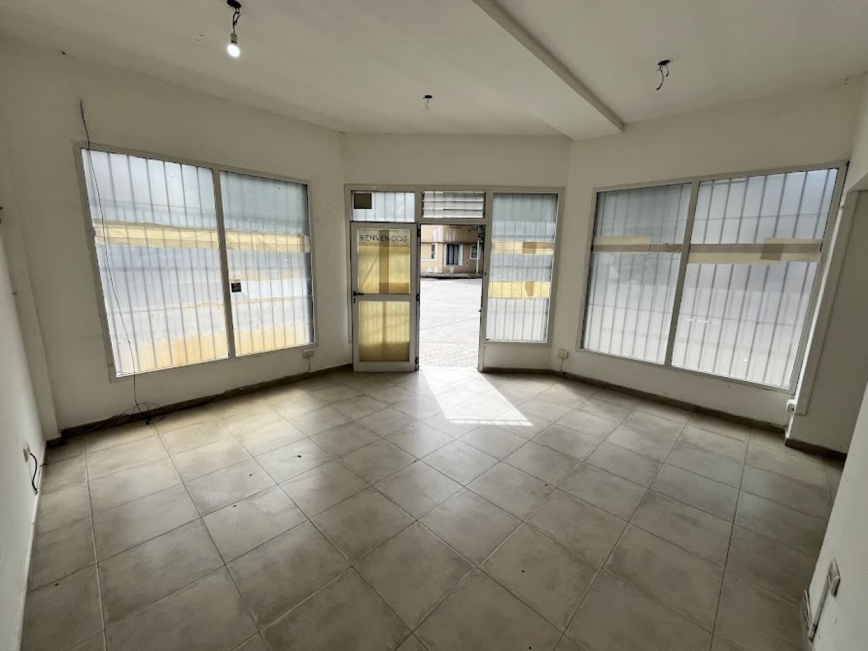 Alquiler comercial Local en esquina super luminoso en zona comercial