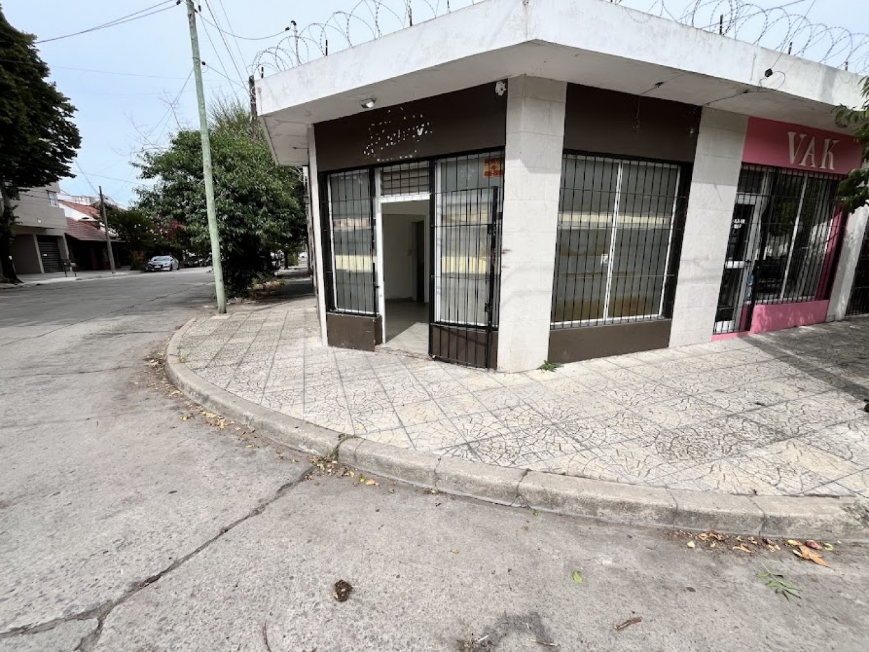 Alquiler comercial Local en esquina super luminoso en zona comercial