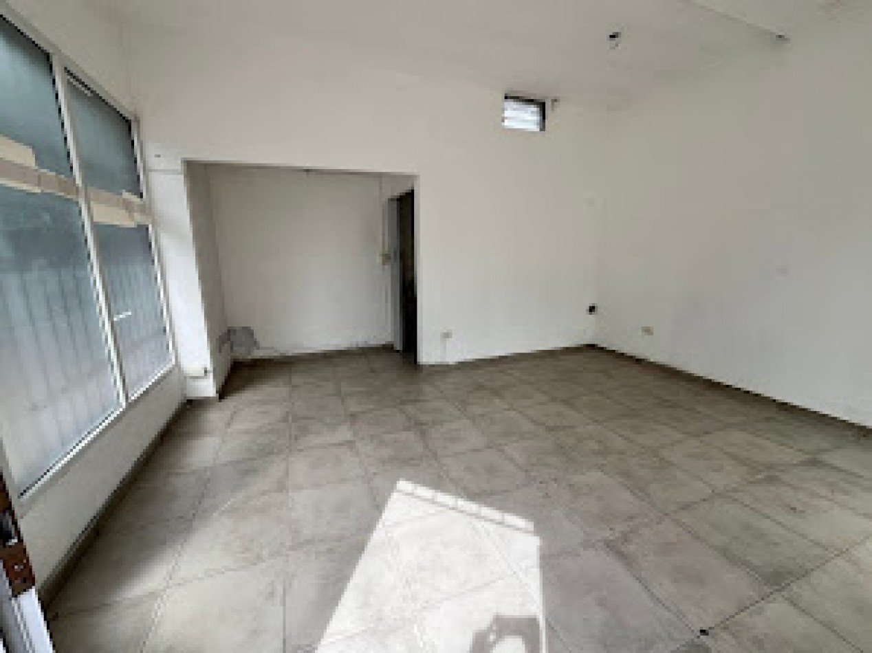 Alquiler comercial Local en esquina super luminoso en zona comercial