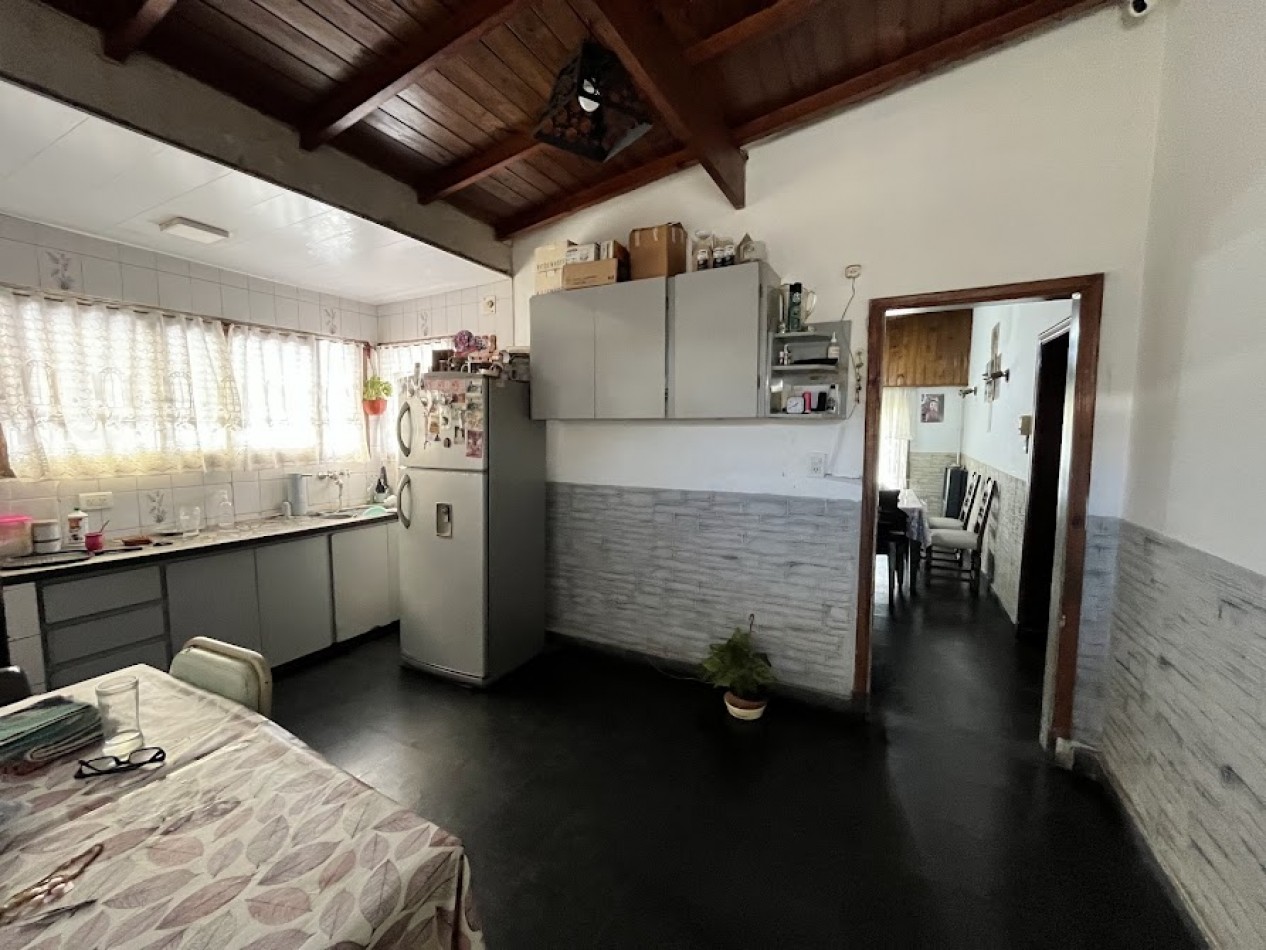 Dos viviendas en una, en esquina, ideal multifamiliar o inversion