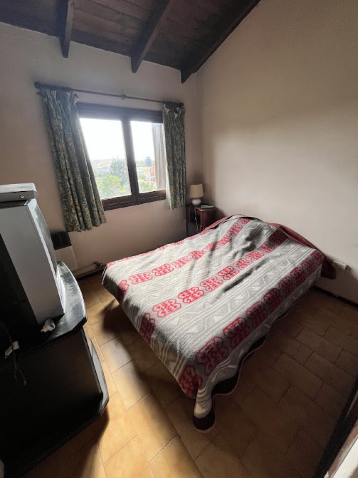 IMPONENTE CHALET EN ESQUINA - BARRIO SAN CARLOS, ACANTILADOS