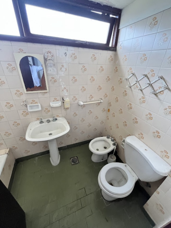 IMPONENTE CHALET EN ESQUINA - BARRIO SAN CARLOS, ACANTILADOS