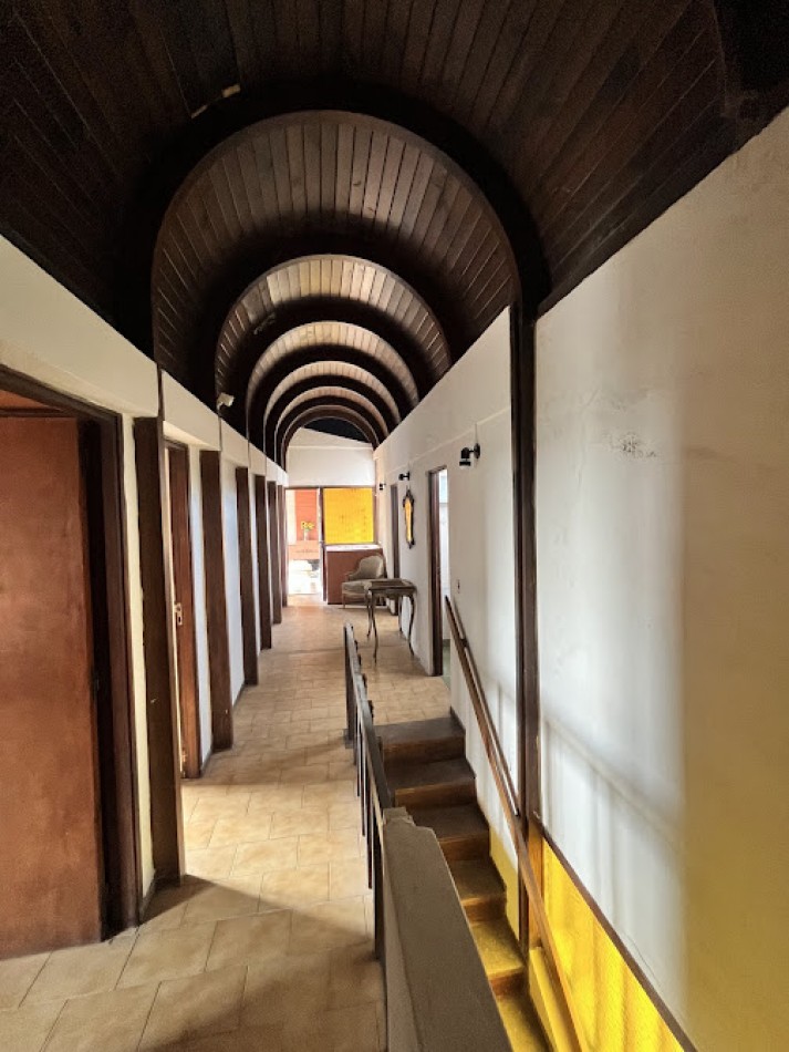 IMPONENTE CHALET EN ESQUINA - BARRIO SAN CARLOS, ACANTILADOS