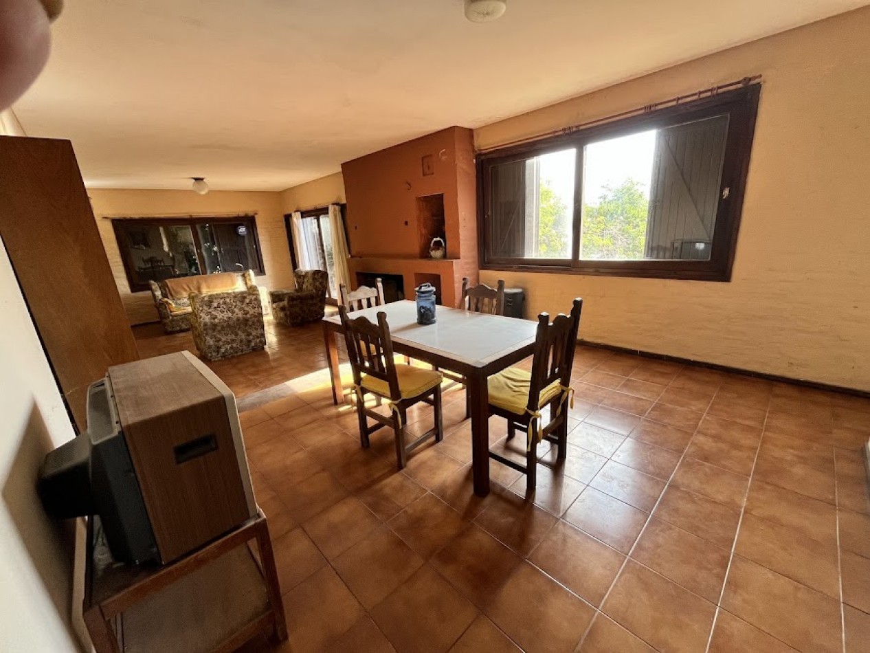 IMPONENTE CHALET EN ESQUINA - BARRIO SAN CARLOS, ACANTILADOS