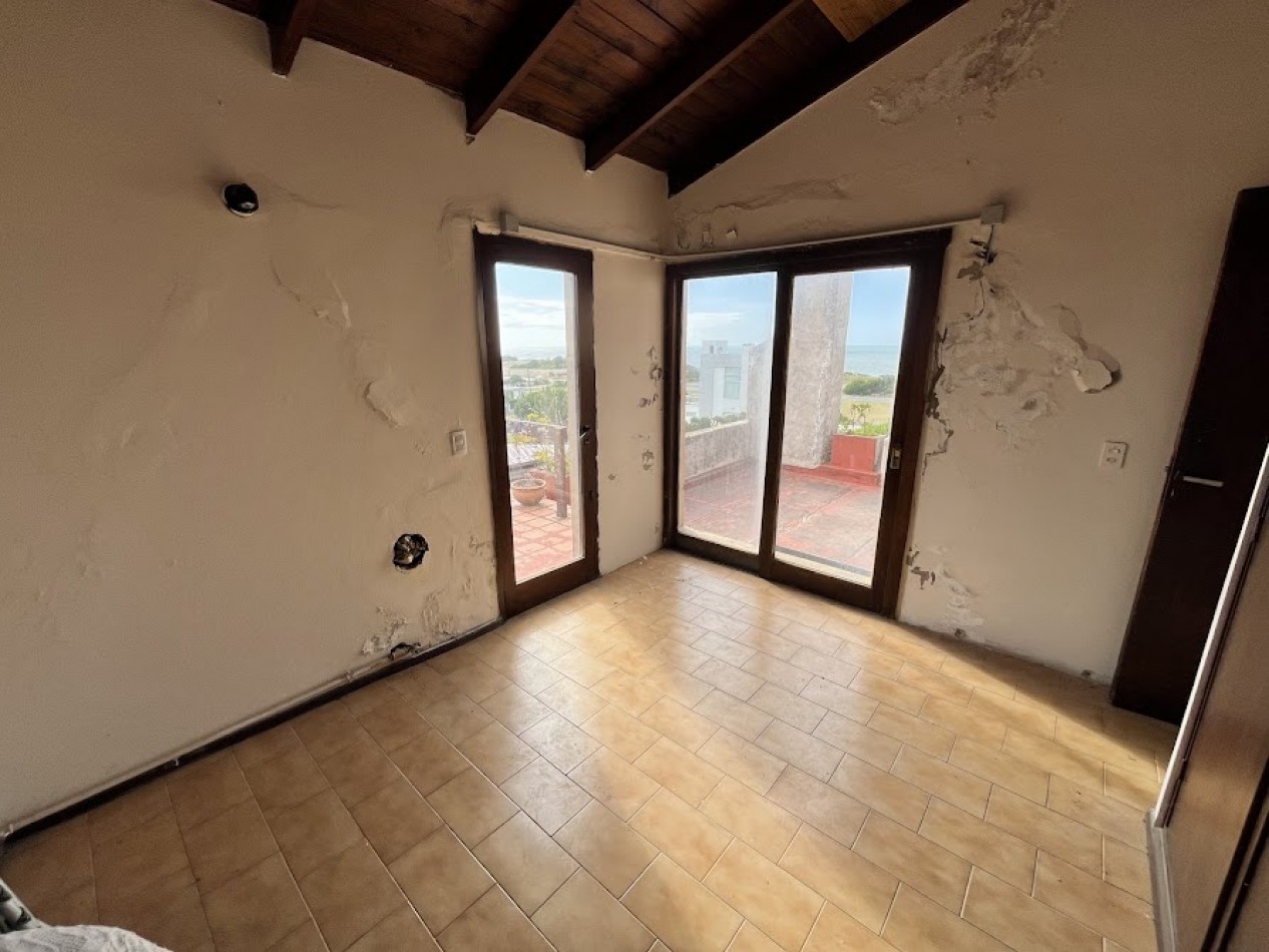 IMPONENTE CHALET EN ESQUINA - BARRIO SAN CARLOS, ACANTILADOS